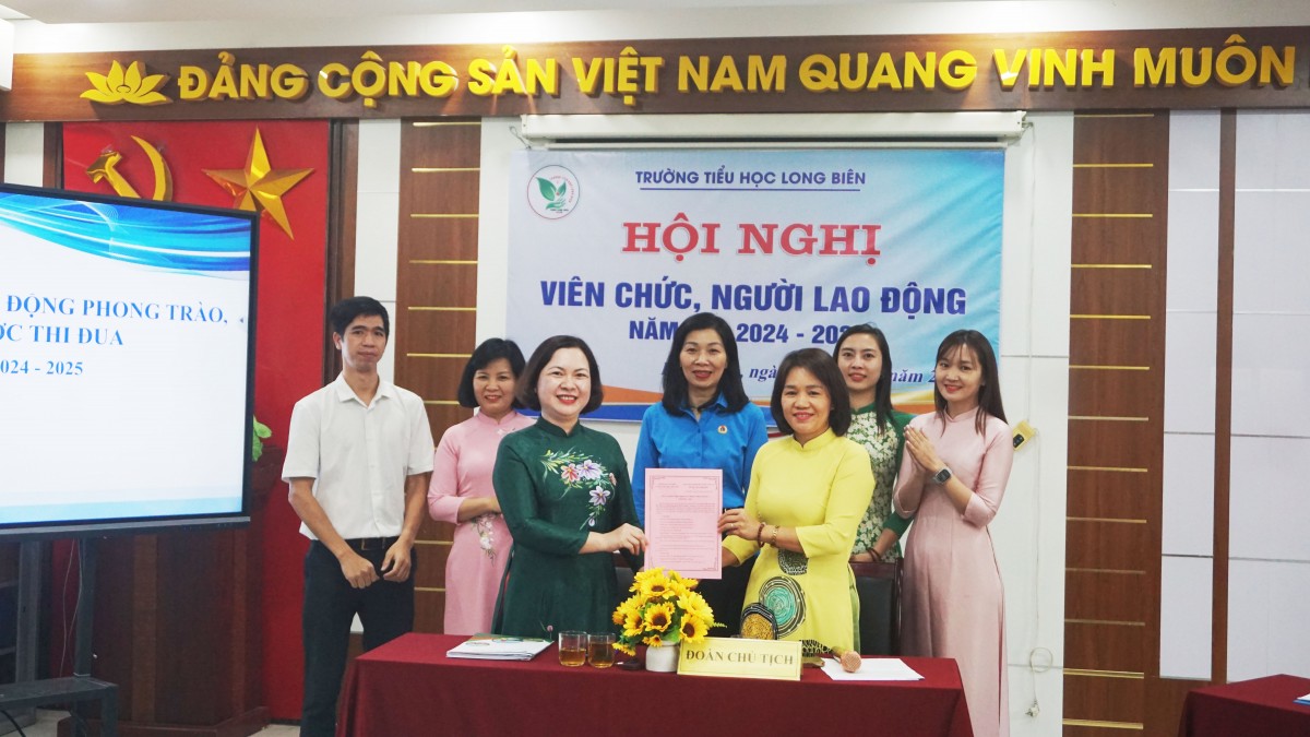 Ký giao ước thi đua, tích cực đổi mới, sáng tạo trong quản lý, giảng dạy và học tập