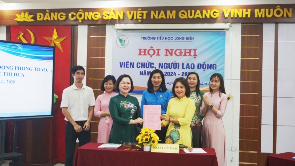 Ký giao ước thi đua, tích cực đổi mới, sáng tạo trong quản lý, giảng dạy và học tập