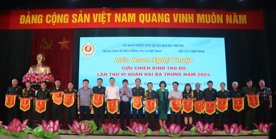 Liên hoan nghệ thuật Hội Cựu chiến binh quận Hai Bà Trưng chào mừng 70 năm Ngày Giải phóng Thủ đô