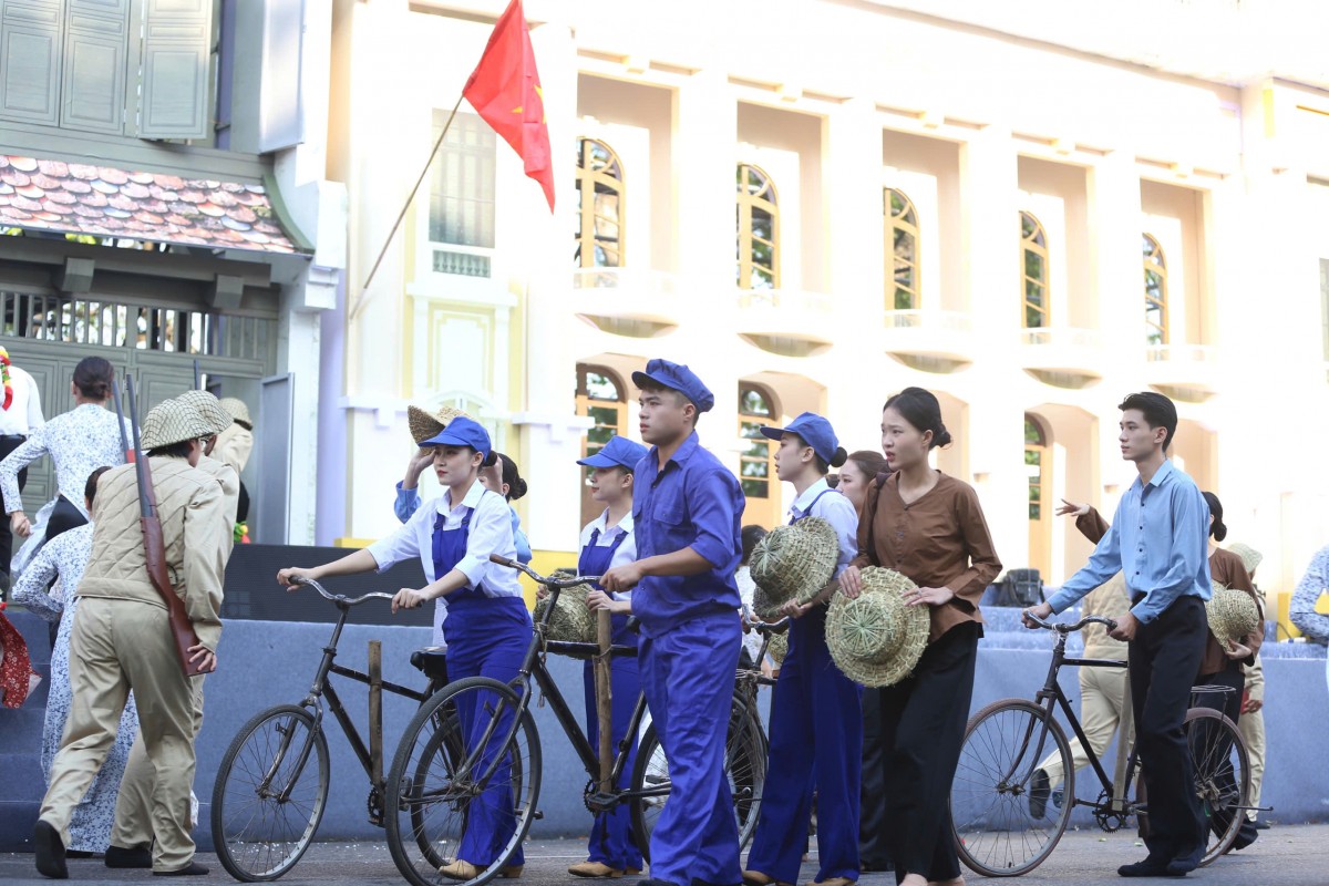 Xúc động hình ảnh Hà Nội rợp cờ hoa đón đoàn quân chiến thắng tiếp quản Thủ đô ngày 10/10/1954