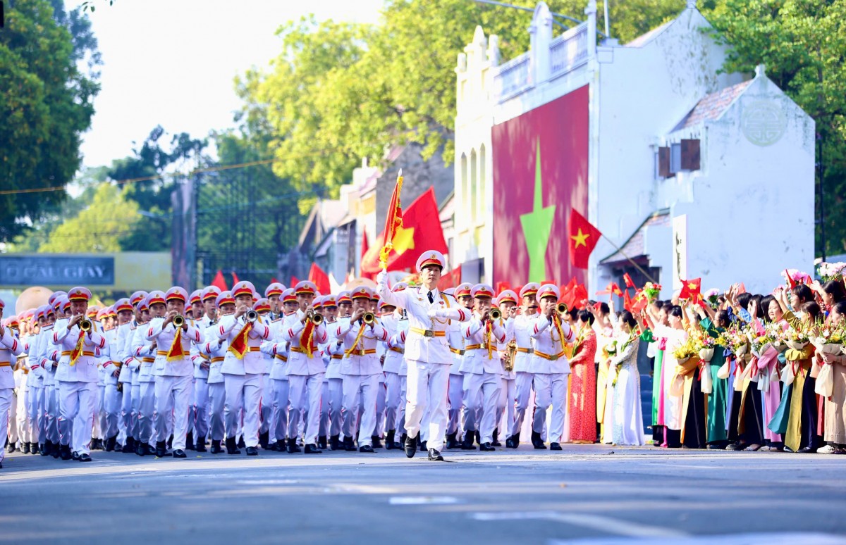 Xúc động hình ảnh Hà Nội rợp cờ hoa đón đoàn quân chiến thắng tiếp quản Thủ đô ngày 10/10/1954