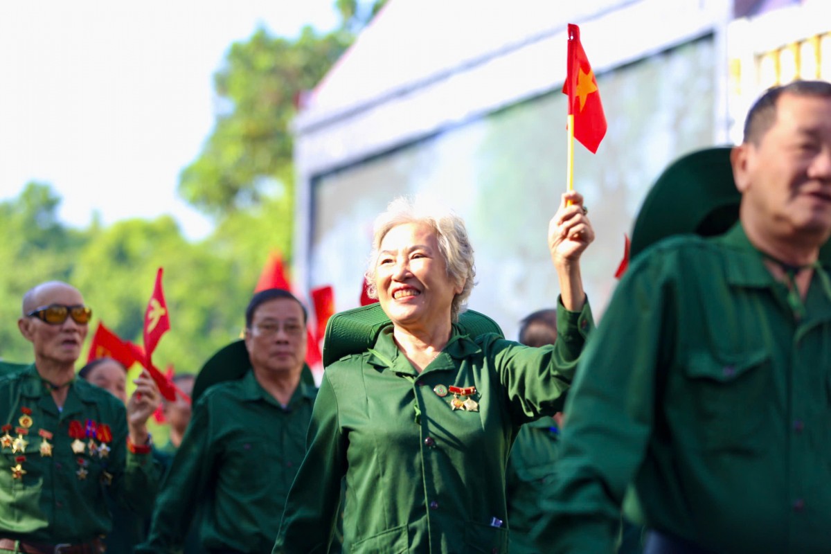 Xúc động hình ảnh Hà Nội rợp cờ hoa đón đoàn quân chiến thắng tiếp quản Thủ đô ngày 10/10/1954