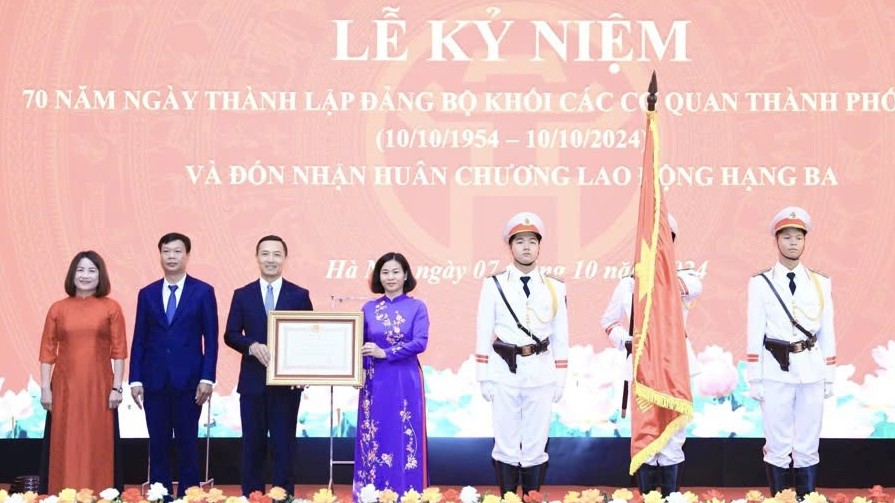 Đảng ủy Khối các cơ quan thành phố Hà Nội đón nhận Huân chương Lao động hạng Ba