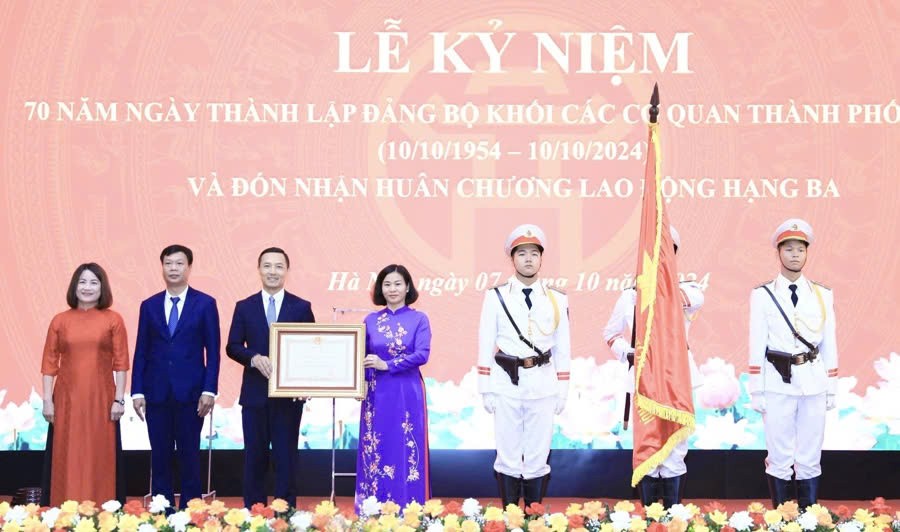 Đảng ủy Khối các cơ quan Thành phố đón nhận Huân chương Lao động hạng Ba