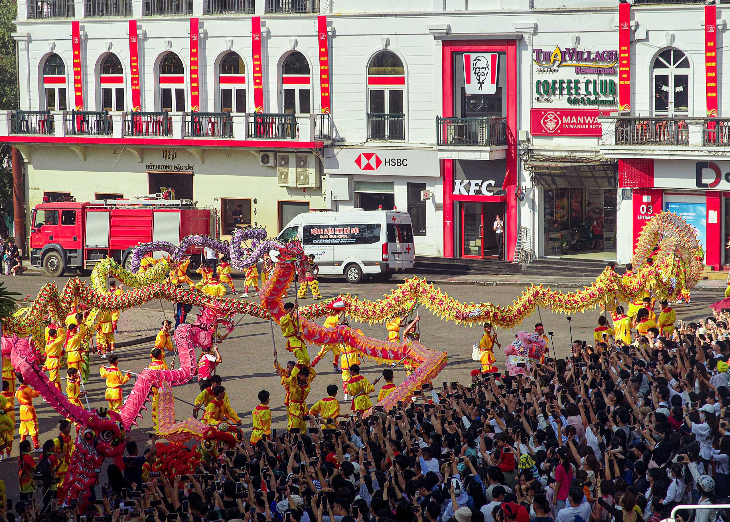 Hàng ngàn người dân háo hức chờ đón màn diễu hành mãn nhãn