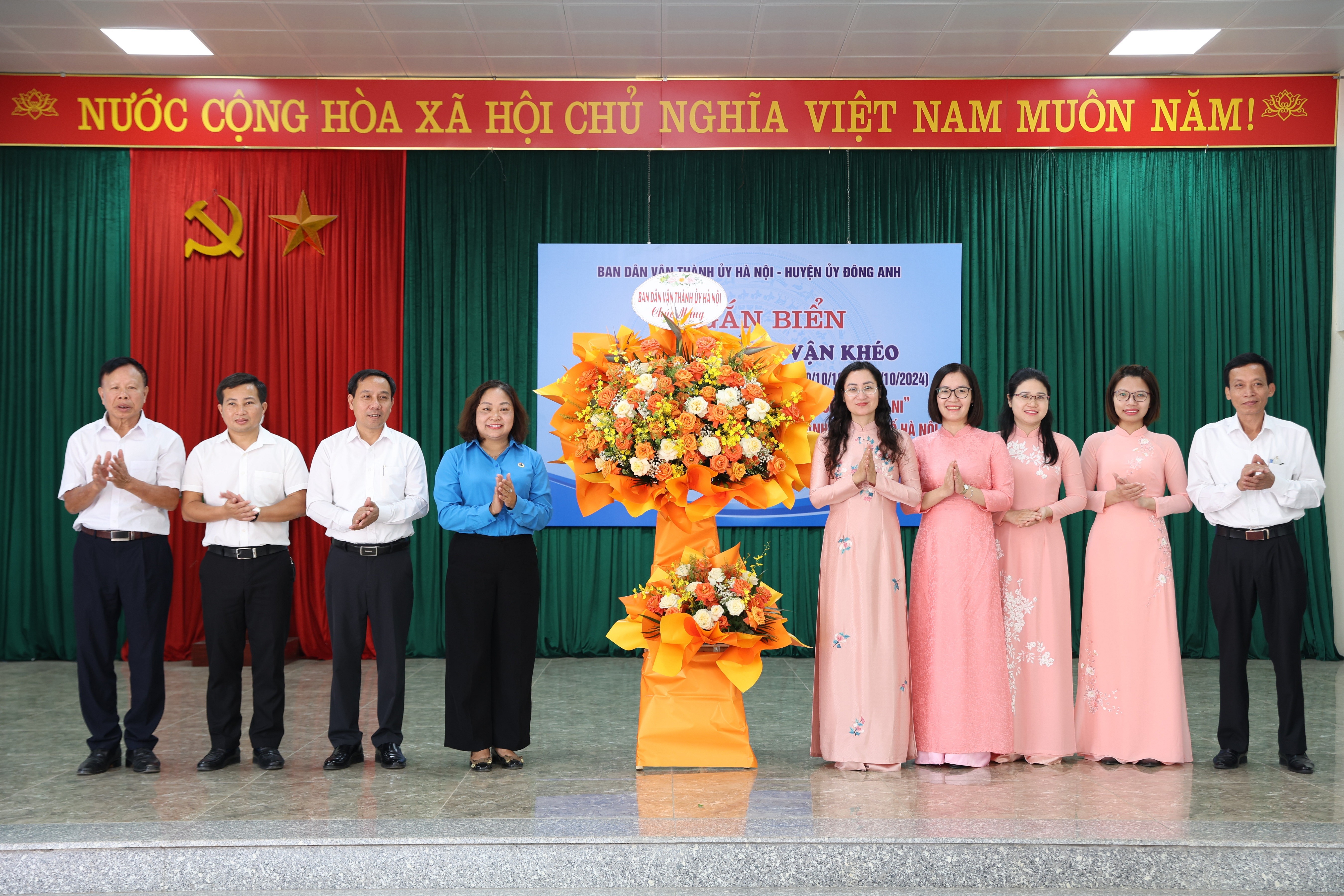 Gắn biển công trình “Dân vận khéo” tại huyện Đông Anh chào mừng kỷ niệm 70 năm Ngày Giải phóng Thủ đô