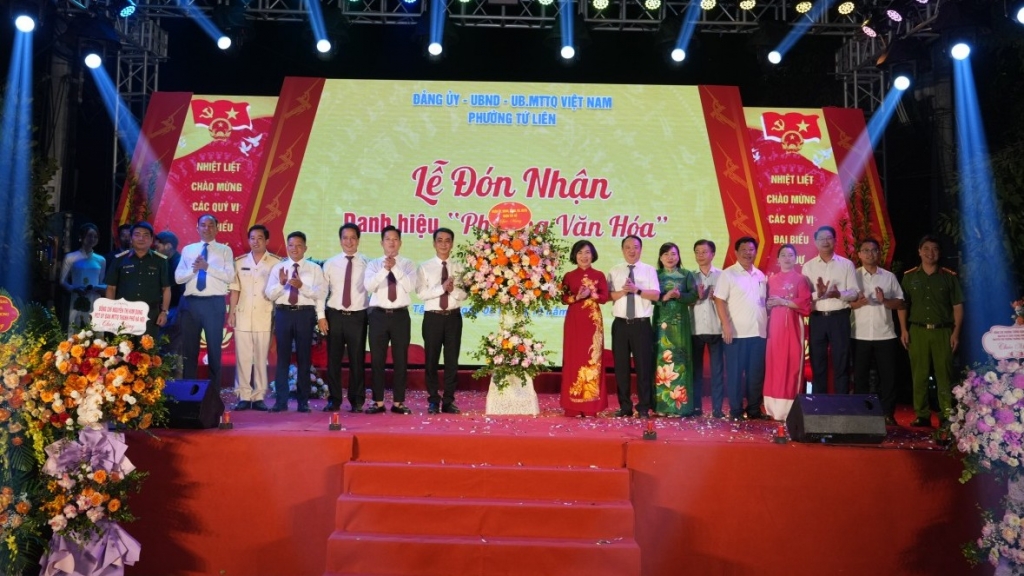 Phường Tứ Liên đón nhận danh hiệu “Phường văn hóa”