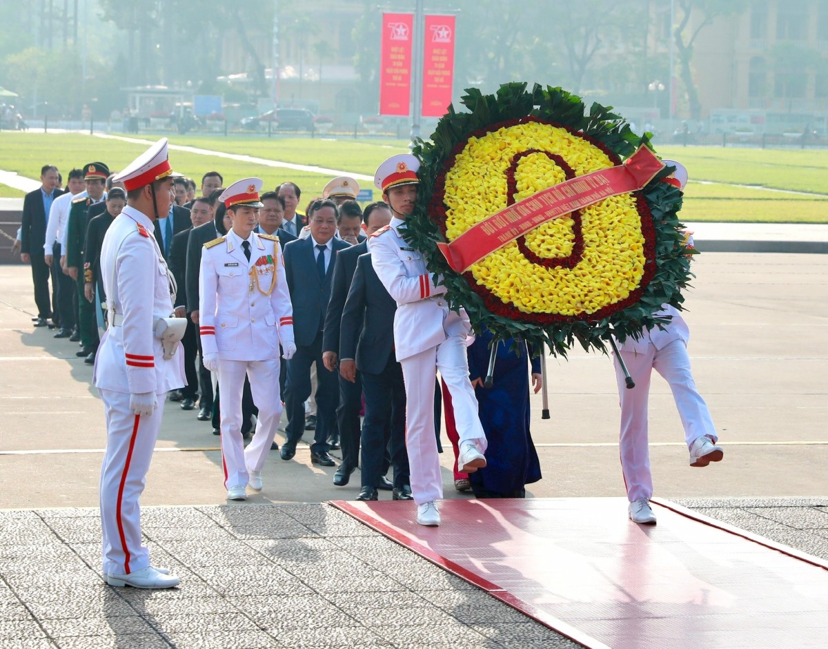 Lãnh đạo thành phố Hà Nội tưởng niệm Chủ tịch Hồ Chí Minh và các Anh hùng liệt sĩ