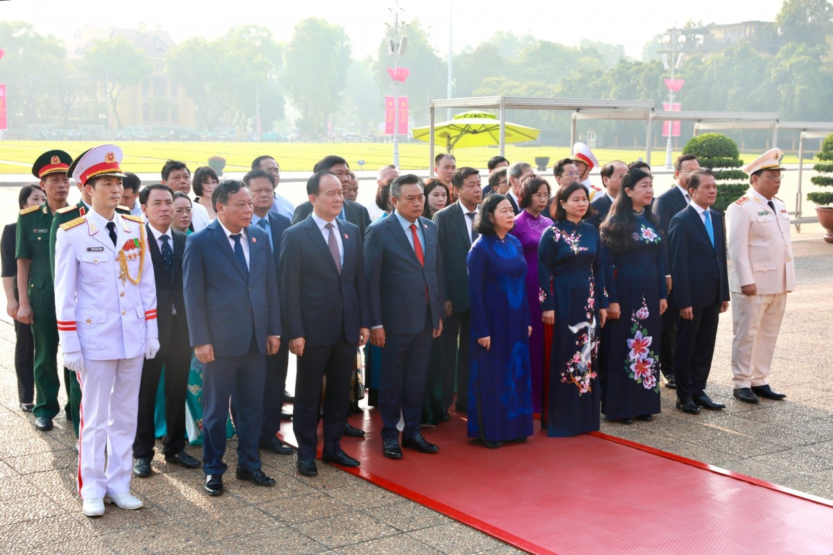 Lãnh đạo thành phố Hà Nội tưởng niệm Chủ tịch Hồ Chí Minh và các Anh hùng liệt sĩ