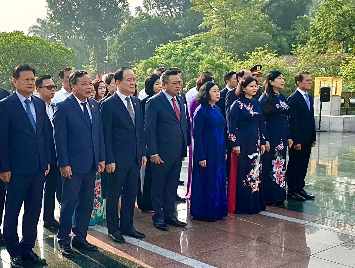 Lãnh đạo thành phố Hà Nội tưởng niệm Chủ tịch Hồ Chí Minh và các Anh hùng liệt sĩ