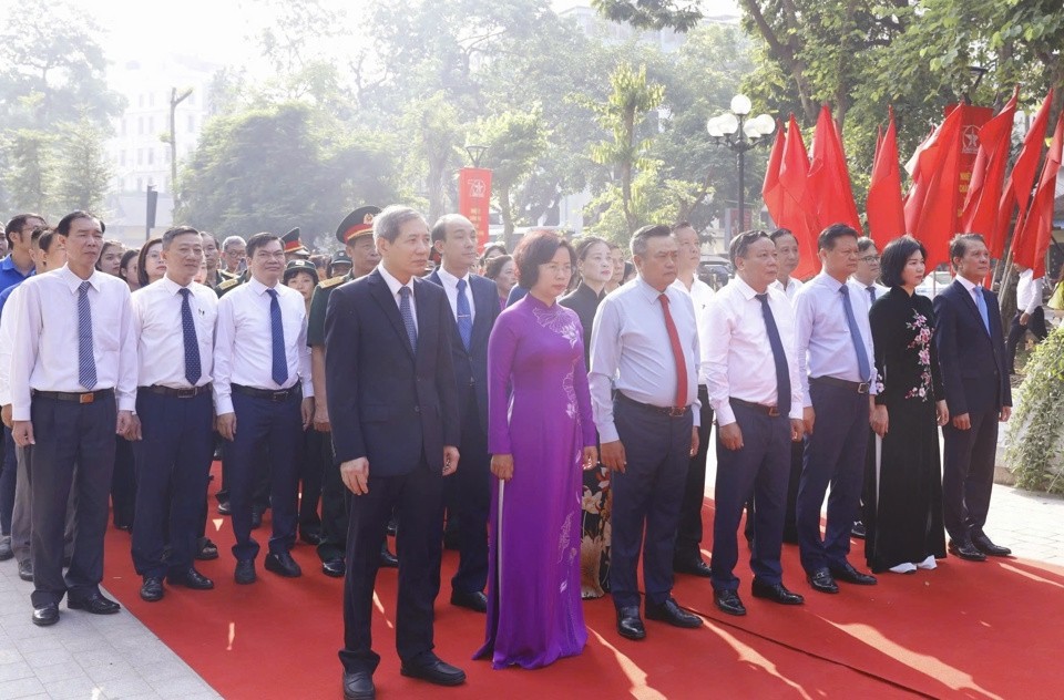 Đoàn đại biểu thành phố Hà Nội dâng hoa tưởng nhớ các chiến sỹ hi sinh bảo vệ và giải phóng Thủ đô