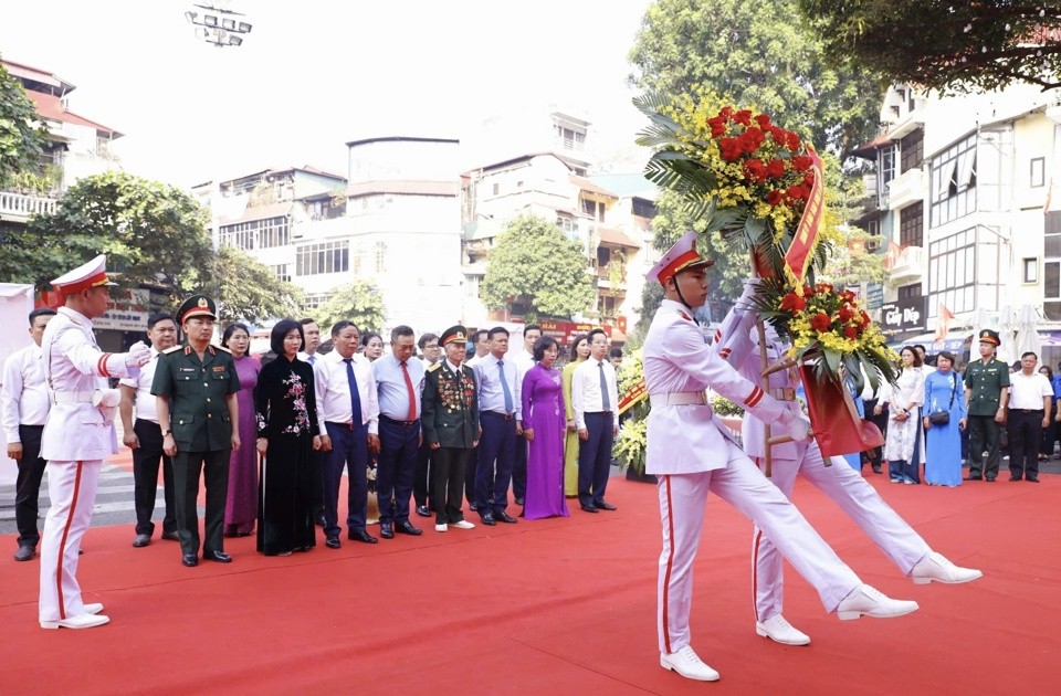 Đoàn đại biểu thành phố Hà Nội dâng hoa tưởng nhớ các chiến sỹ hi sinh bảo vệ và giải phóng Thủ đô