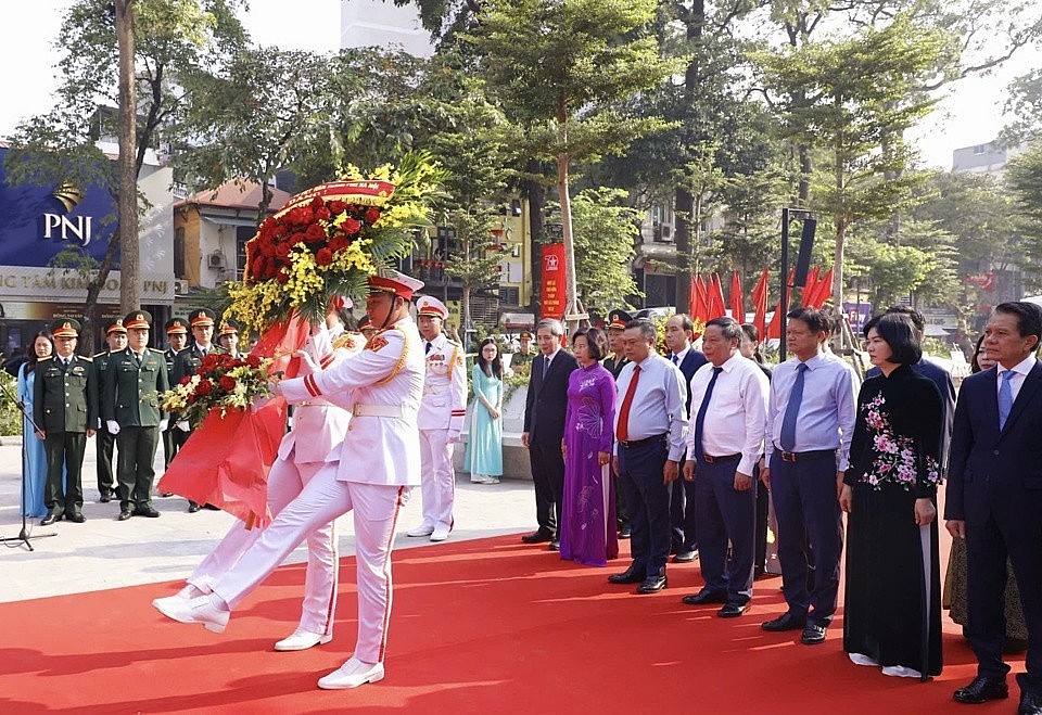 Đoàn đại biểu thành phố Hà Nội dâng hoa tưởng nhớ các chiến sỹ hi sinh bảo vệ và giải phóng Thủ đô