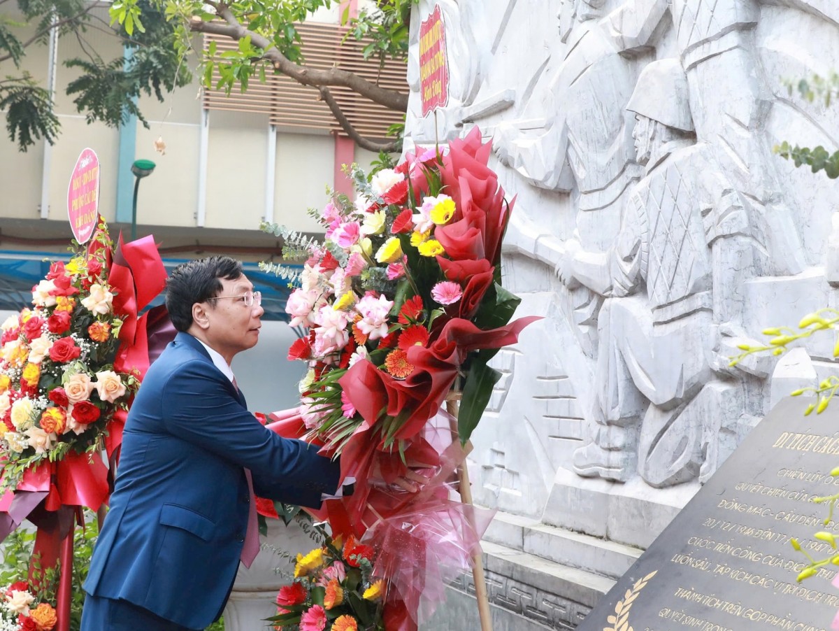 Quận Hai Bà Trưng dâng hoa tại địa điểm lưu niệm Chiến lũy Ô Cầu Dền