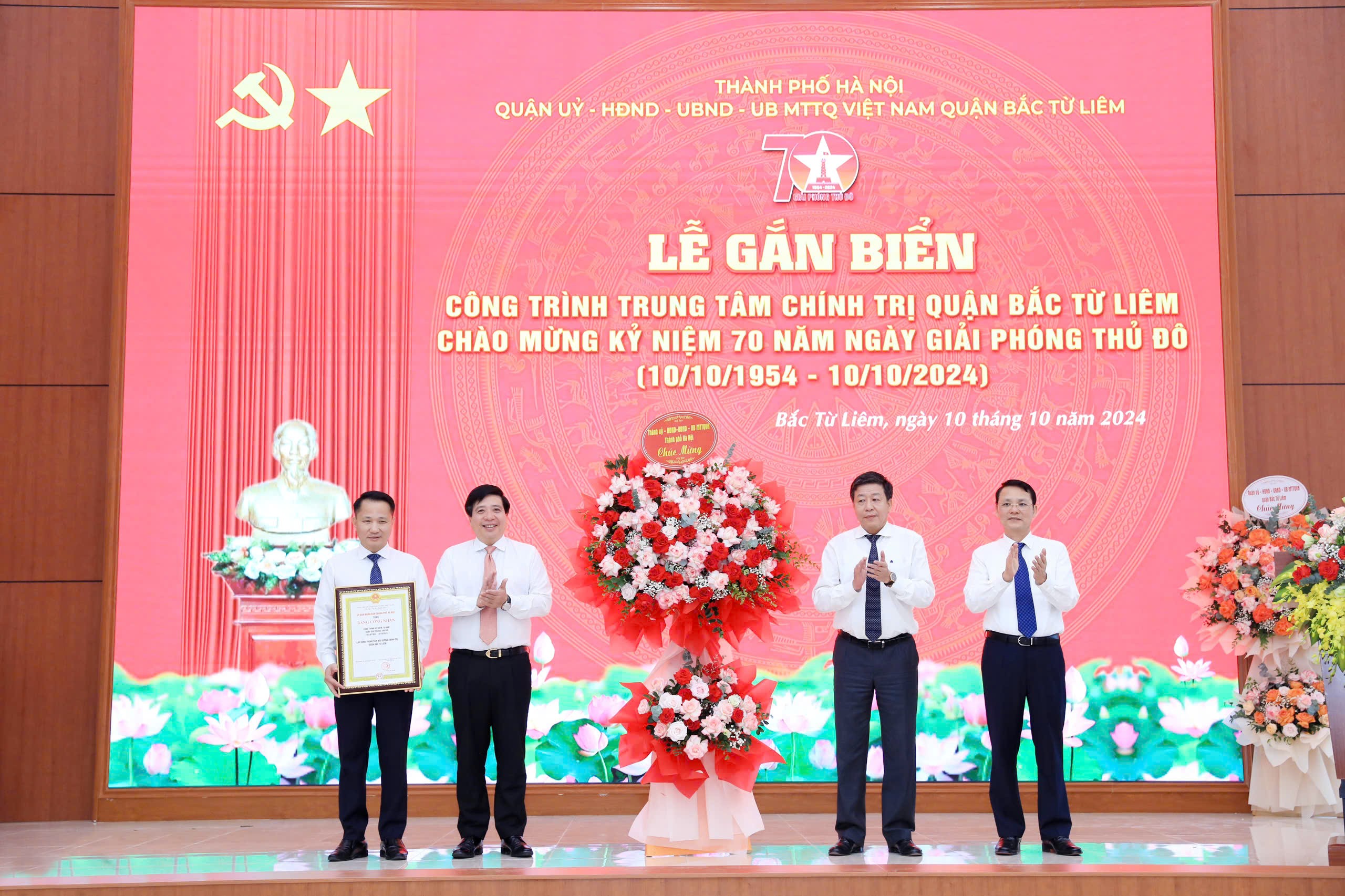 Gắn biển công trình Trung tâm bồi dưỡng chính trị quận Bắc Từ Liêm