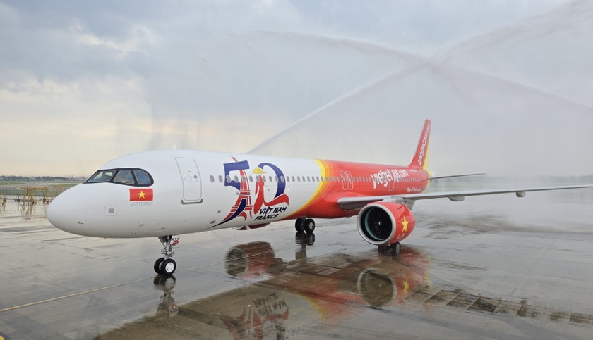 T&agrave;u bay A321 mang h&igrave;nh ảnh biểu tượng kỷ niệm 50 năm quan hệ ngoại giao Việt Nam - Ph&aacute;p tại s&acirc;n bay T&acirc;n Sơn Nhất