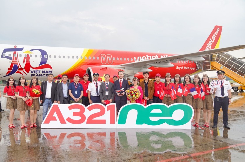 Đại diện Tổng l&atilde;nh sự Ph&aacute;p tại TP HCM c&ugrave;ng l&atilde;nh đạo, c&aacute;n bộ nh&acirc;n vi&ecirc;n Vietjet đ&oacute;n t&agrave;u bay mới về tới Việt Nam