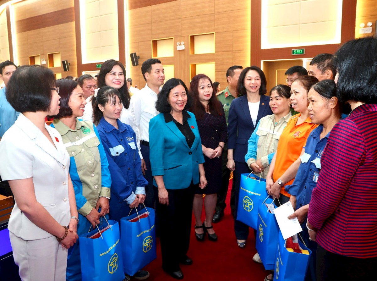 Bí thư Thành ủy Hà Nội Bùi Thị Minh Hoài cùng các đại biểu và công nhân, lao động tại Hội nghị tiếp xúc cử tri Đơn vị bầu cử số 4.