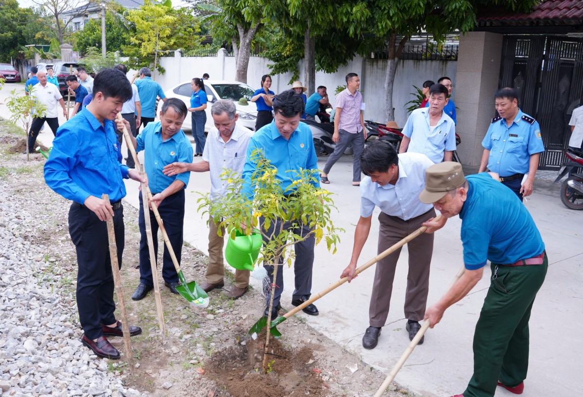 Xây dựng mô hình “Đoạn đường nhân dân địa phương và Đường sắt cùng chăm”