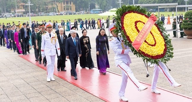 Đoàn đại biểu dự Đại hội MTTQ Việt Nam lần thứ X vào Lăng viếng Chủ tịch Hồ Chí Minh