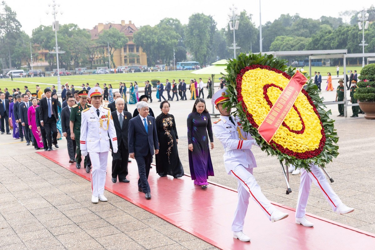 Đoàn đại biểu dự Đại hội MTTQ Việt Nam lần thứ X vào Lăng viếng Chủ tịch Hồ Chí Minh