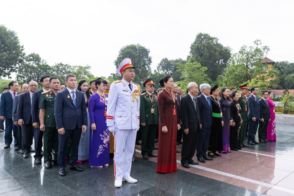 Đoàn đại biểu dự Đại hội MTTQ Việt Nam lần thứ X vào Lăng viếng Chủ tịch Hồ Chí Minh