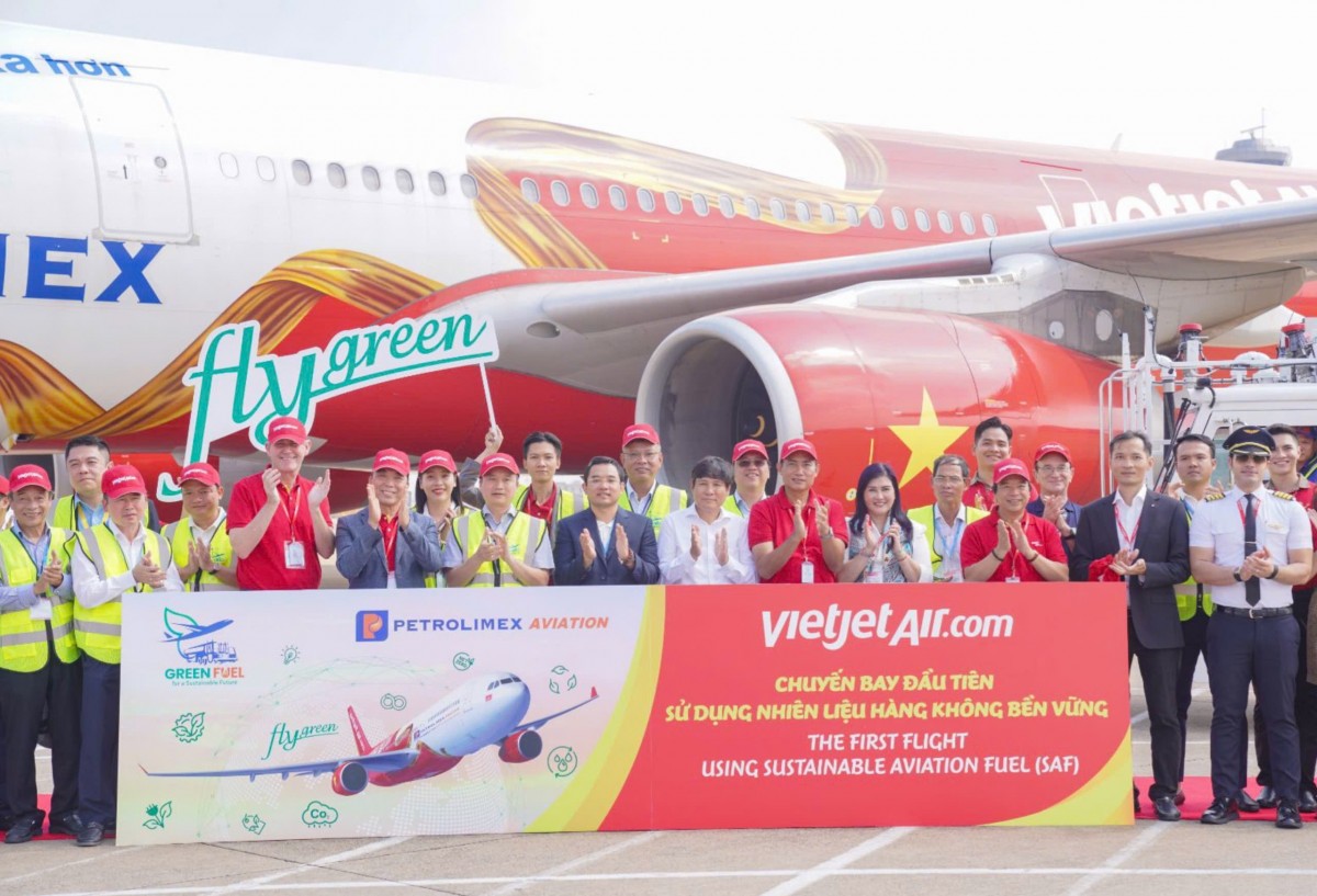 Chuyến bay đầu tiên được tra nạp nhiên liệu SAF tại Việt Nam do Vietjet khai thác cất cánh sáng nay từ sân bay Tân Sơn Nhất, TP.HCM đến Melbourne (Australia)