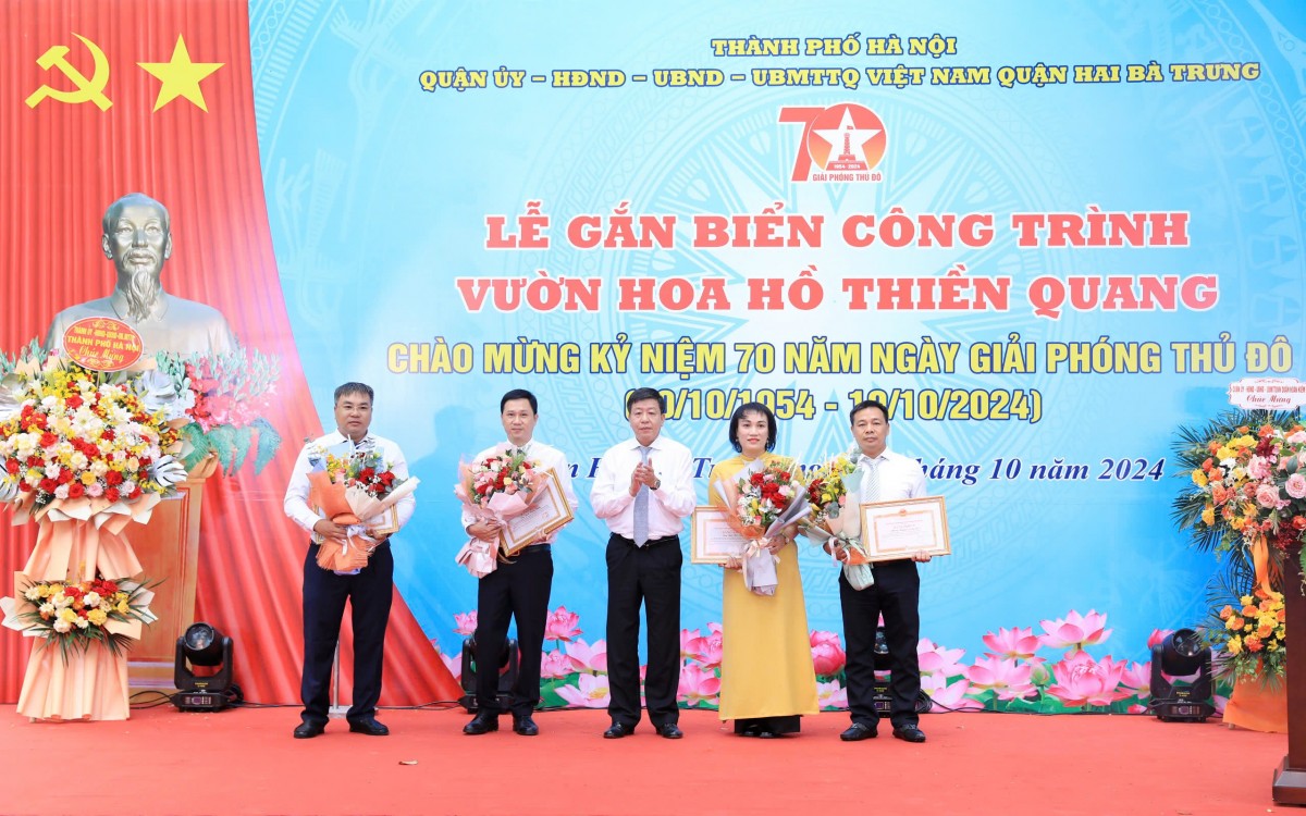 Gắn biển công trình vườn hoa hồ Thiền Quang với tổng mức đầu tư hơn 88,7 tỷ đồng