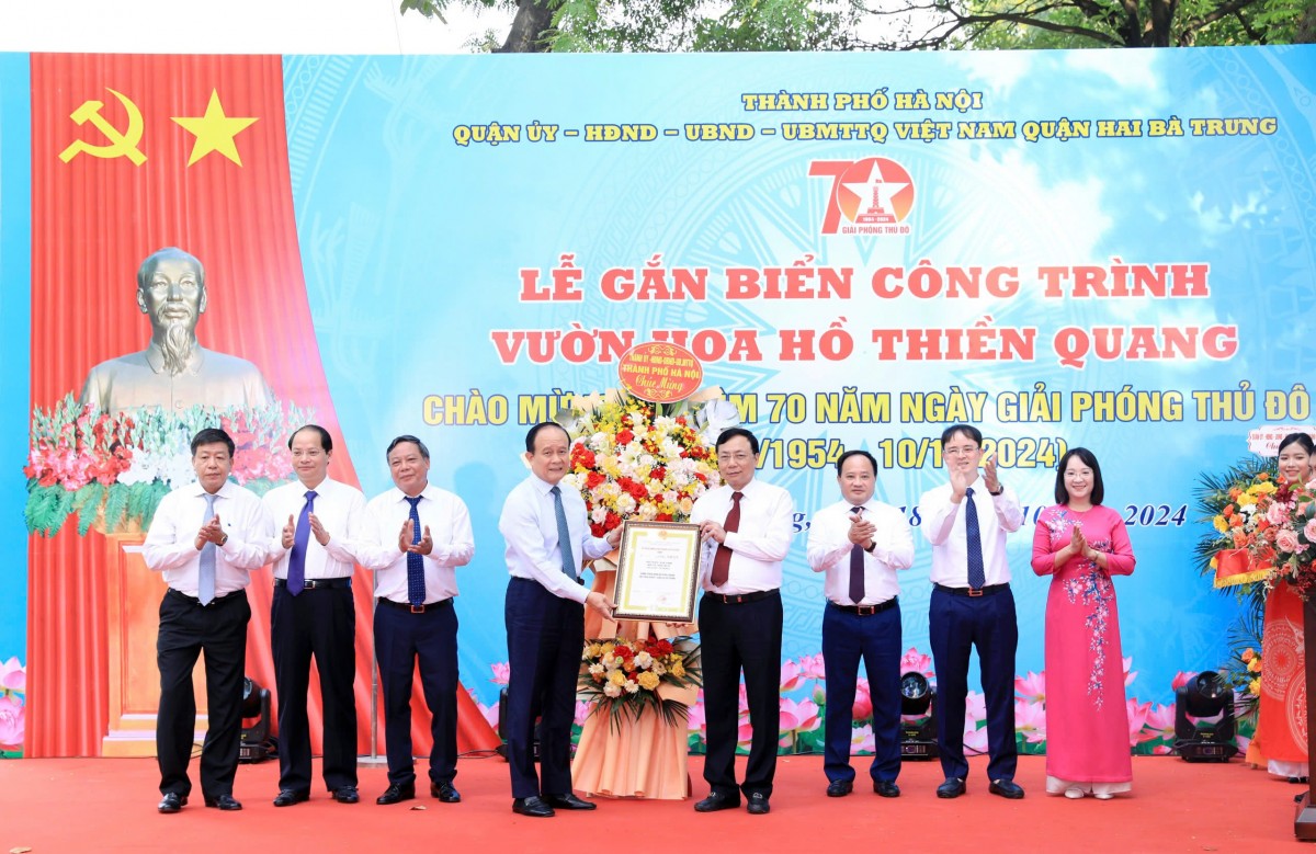 Gắn biển công trình vườn hoa hồ Thiền Quang với tổng mức đầu tư hơn 88,7 tỷ đồng