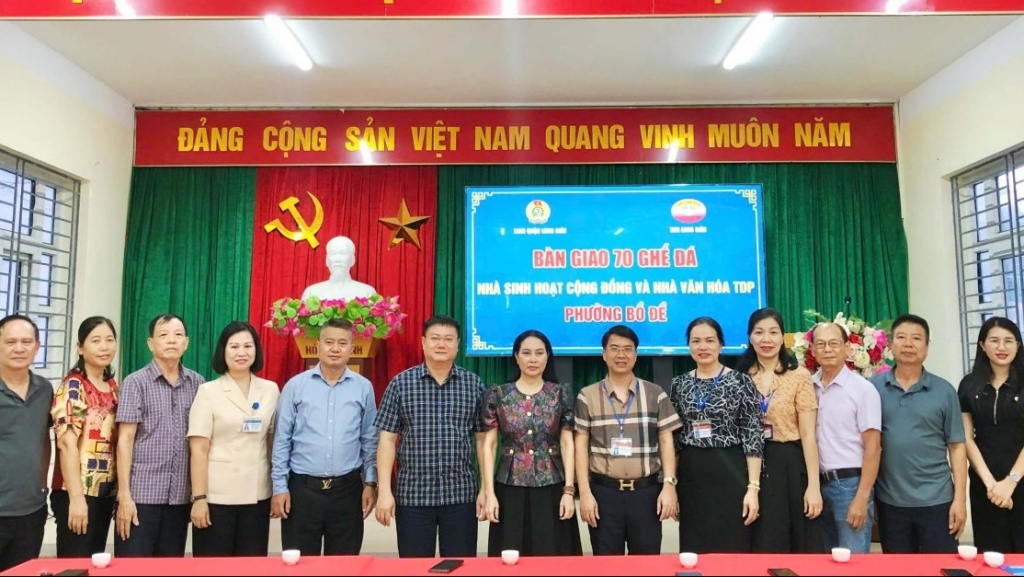 Long Biên: Trao tặng ghế đá cho Nhà sinh hoạt cộng đồng và Nhà văn hóa tổ dân phố phường Bồ Đề