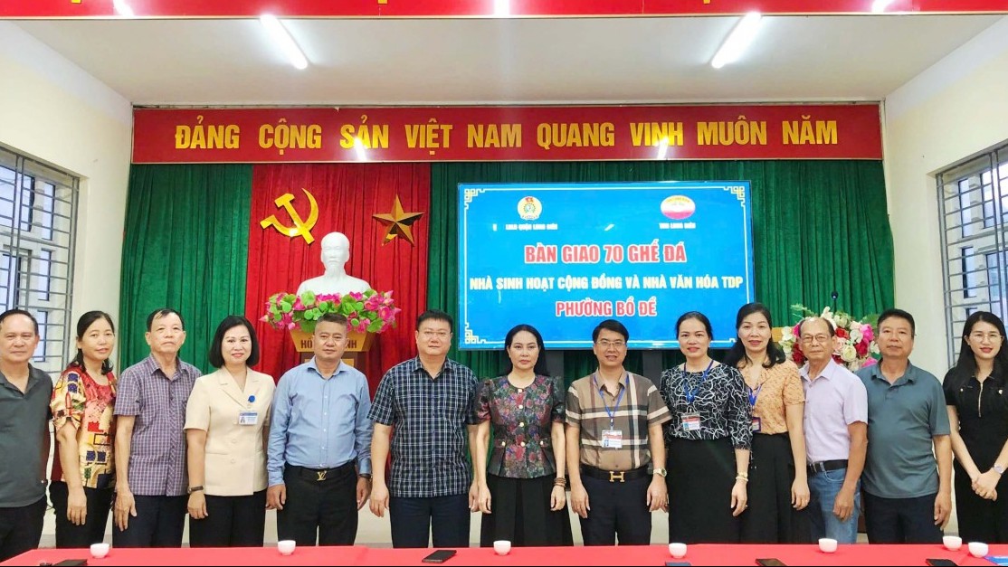 Long Biên: Trao tặng ghế đá cho Nhà sinh hoạt cộng đồng và Nhà văn hóa tổ dân phố phường Bồ Đề