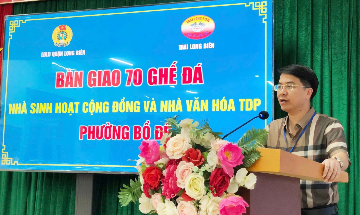 Long Biên: Trao tặng ghế đá cho Nhà sinh hoạt cộng đồng và Nhà văn hóa tổ dân phố phường Bồ Đề