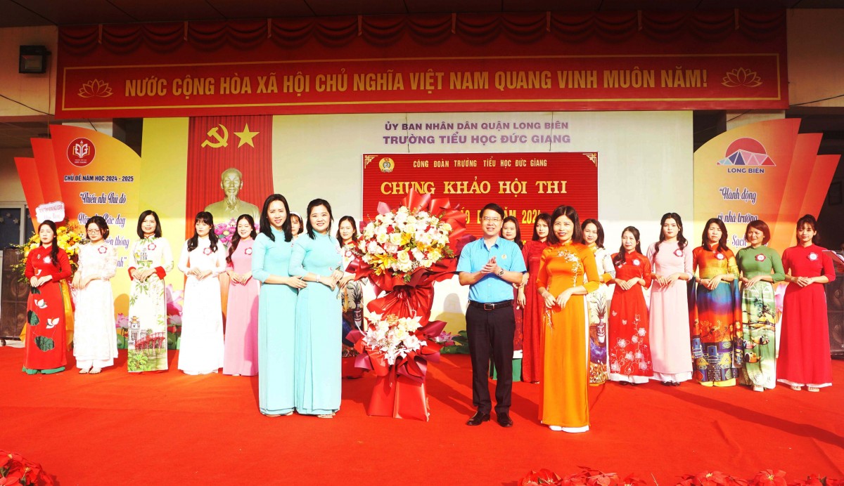 Đoàn viên Công đoàn Trường Tiểu học Đức Giang tôn vinh áo dài Việt