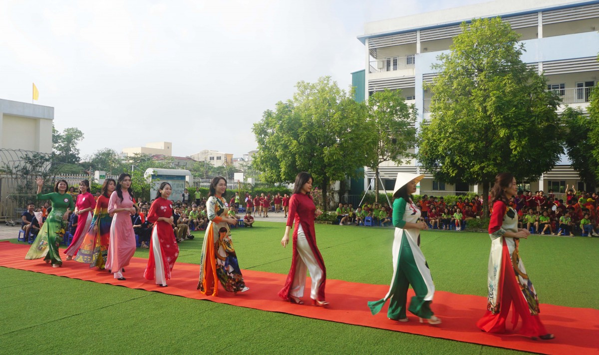 Đoàn viên Công đoàn Trường Tiểu học Đức Giang tôn vinh áo dài Việt