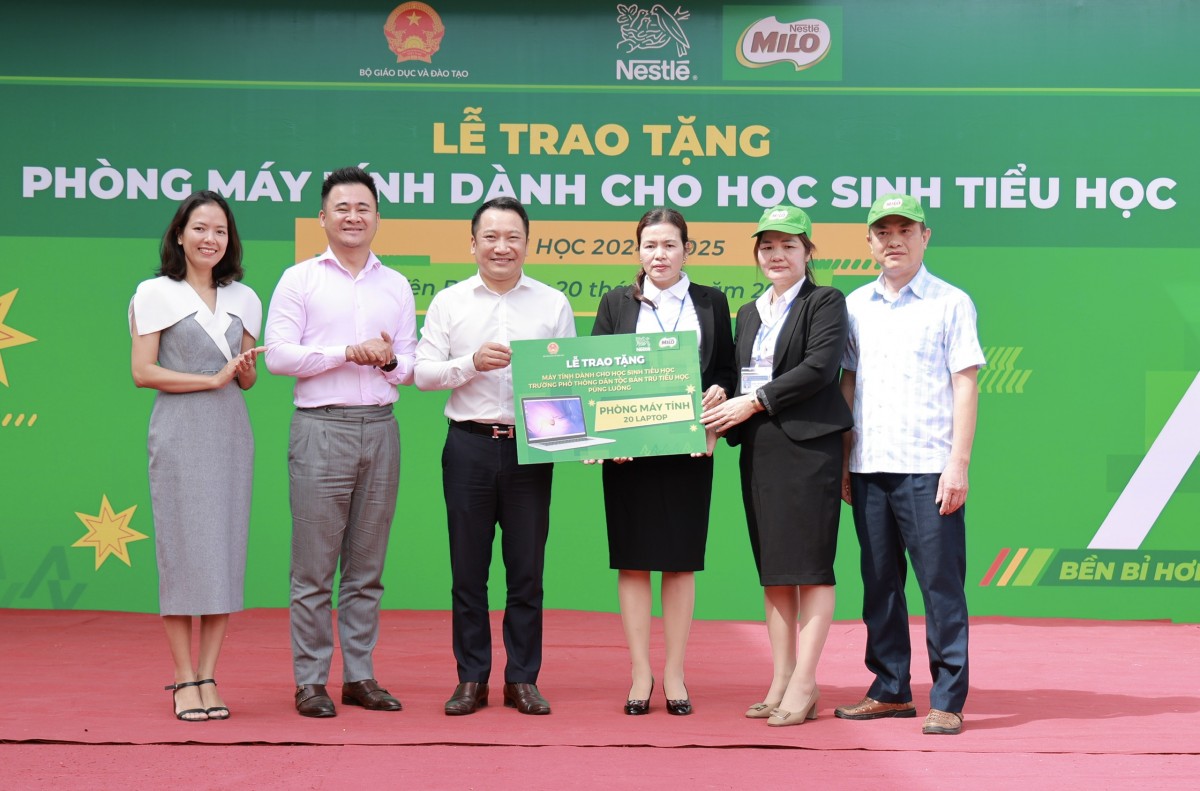 Nestlé MILO trao tặng máy tính cho các trường tiểu học vùng cao