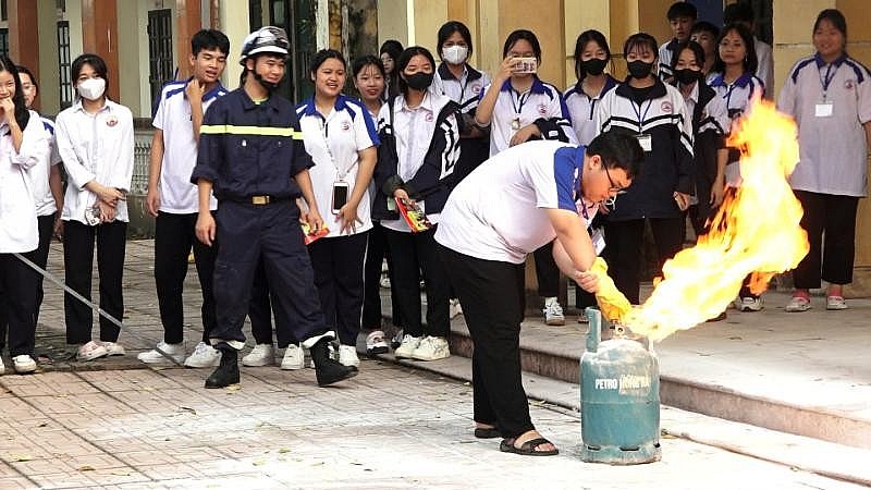 Tuyên truyền phòng cháy, chữa cháy tại Trường THPT Mỹ Đức B