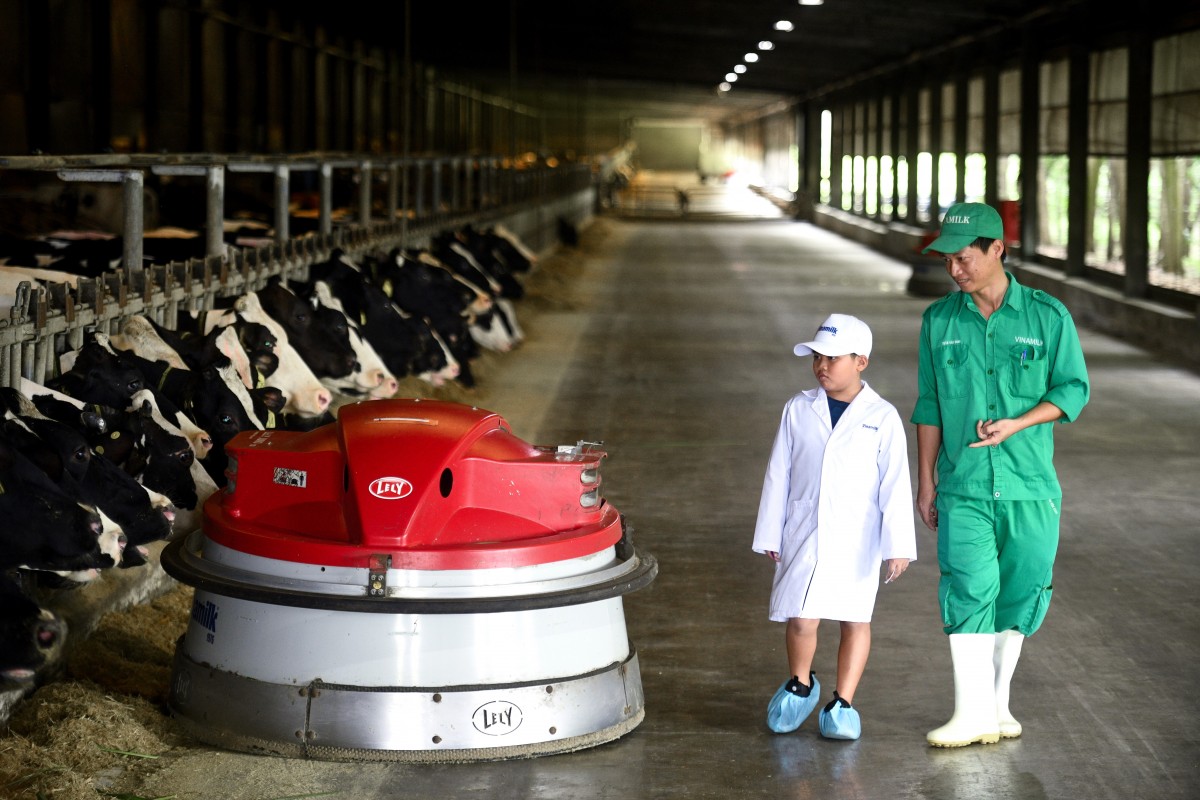 Các tài năng nhí bất ngờ với Robot tại trang trại Green Farm và siêu nhà máy Vinamilk