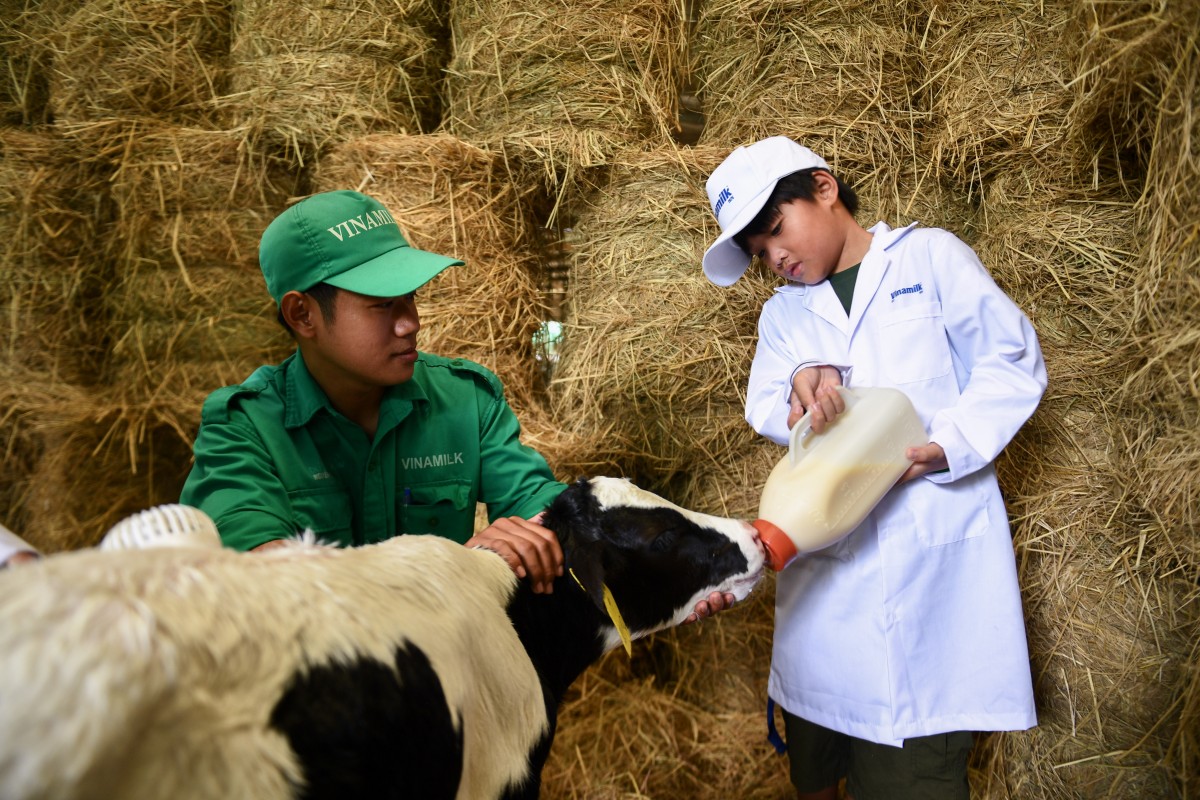 Các tài năng nhí bất ngờ với Robot tại trang trại Green Farm và siêu nhà máy Vinamilk