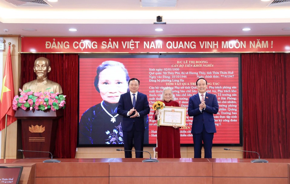 Chủ tịch HĐND Thành phố Nguyễn Ngọc Tuấn trao Huy hiệu Đảng tặng đảng viên quận Đống Đa