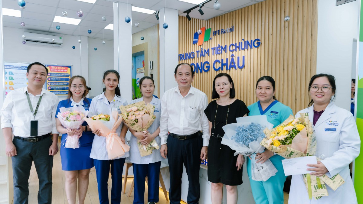 Nhân viên y tế trung tâm tiêm chủng cứu sống cụ ông bị nhồi máu cơ tim khi đi trên đường