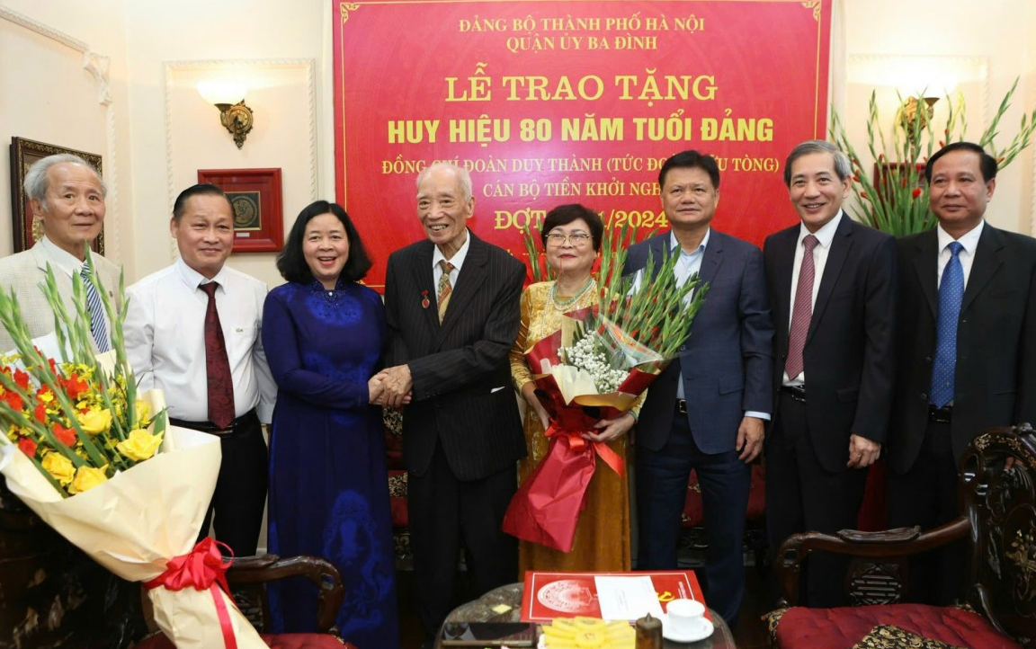 Bí thư Thành ủy Hà Nội Bùi Thị Minh Hoài chúc mừng đồng chí Đoàn Duy Thành