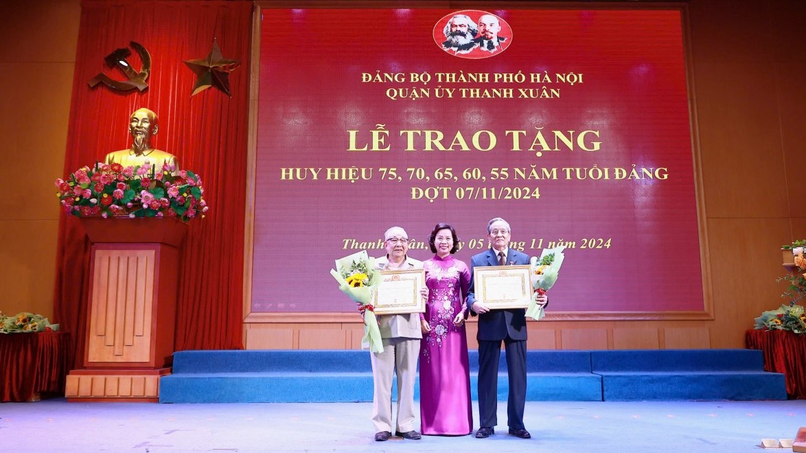 Quận ủy Thanh Xuân trao Huy hiệu Đảng tặng các đảng viên lão thành