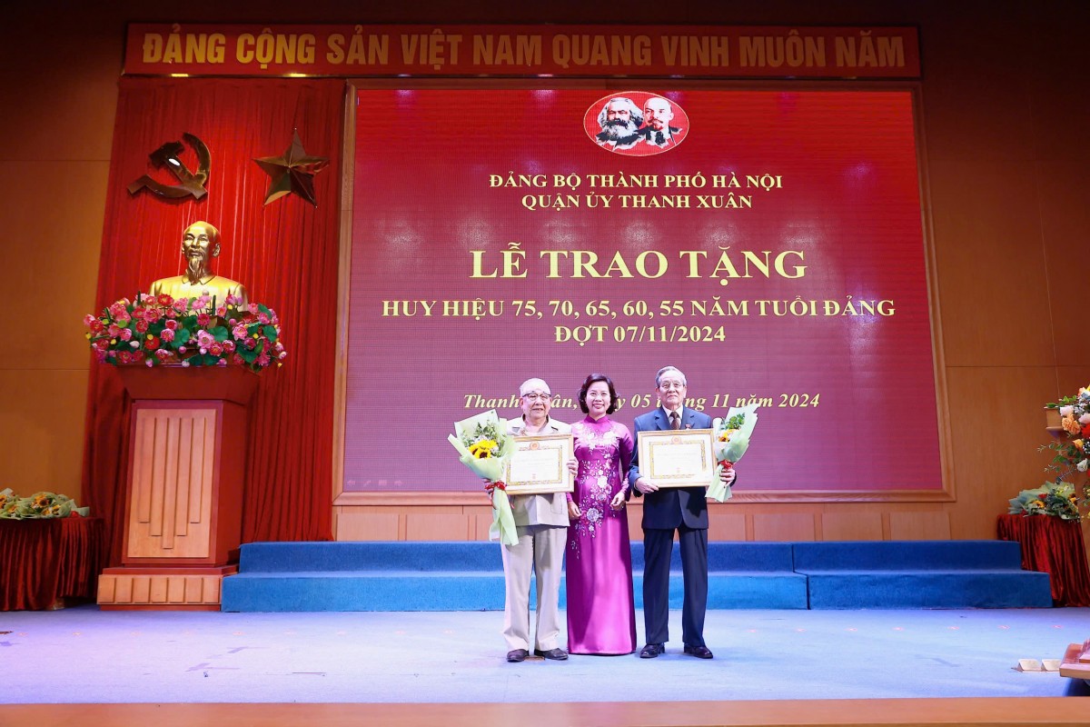 Quận ủy Thanh Xuân trao Huy hiệu Đảng tặng các đảng viên lão thành