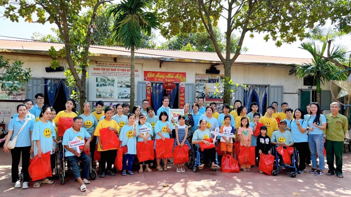 Công ty Hoàng Viên Quảng Bá chia sẻ yêu thương với trẻ em khuyết tật