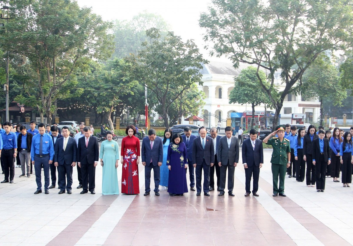 Đoàn đại biểu thành phố Hà Nội dâng hoa tại Tượng đài V.I.Lênin