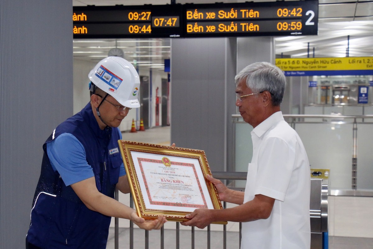 Thành phố Hồ Chí Minh: Trao bằng khen cho các nhà thầu đẩy nhanh tiến độ dự án metro số 1