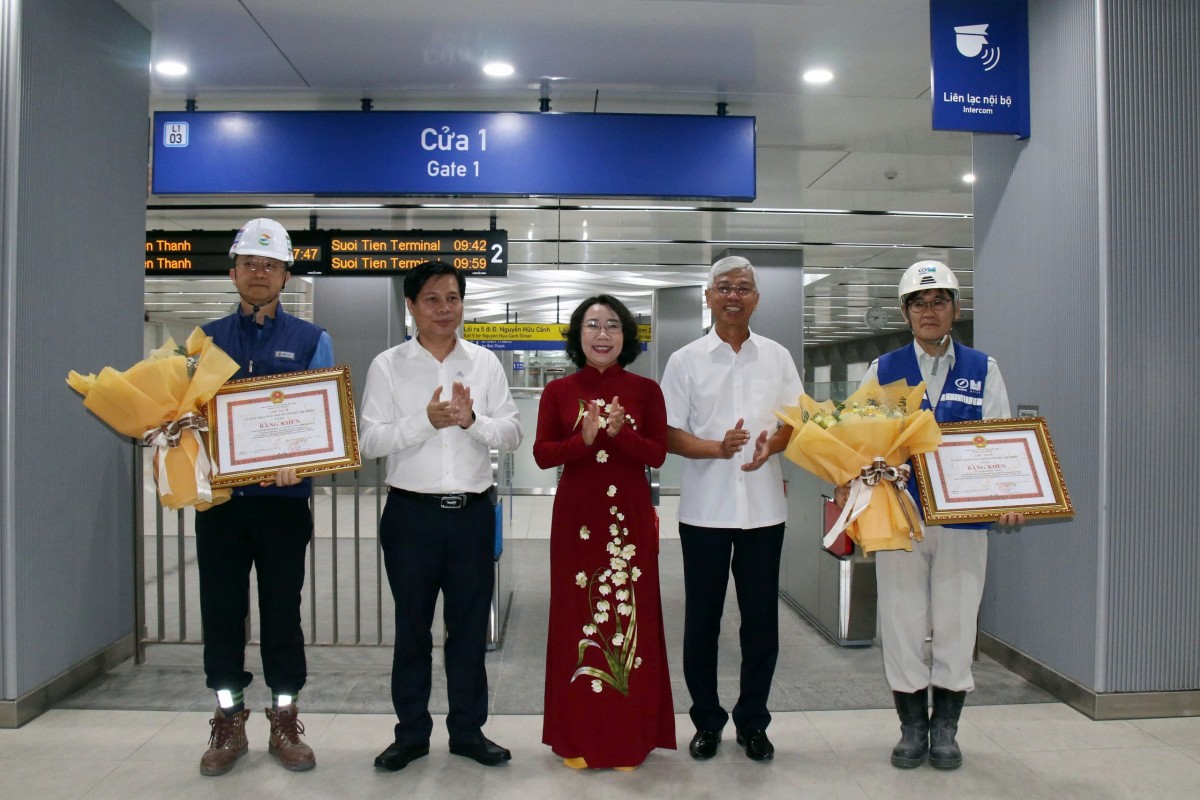 Thành phố Hồ Chí Minh: Trao bằng khen cho các nhà thầu đẩy nhanh tiến độ dự án metro số 1