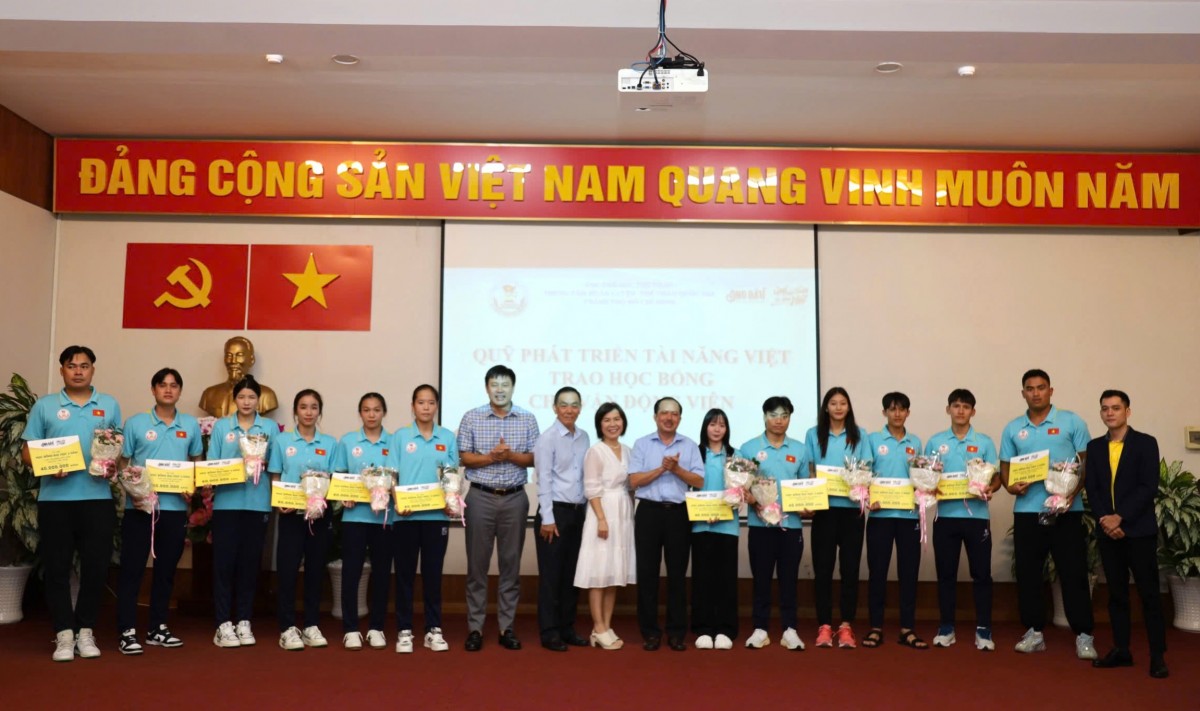 Ông Lê Nguyên Hòa - Giám đốc Quỹ Phát triển Tài năng Việt trao học bổng cho 12 VĐV