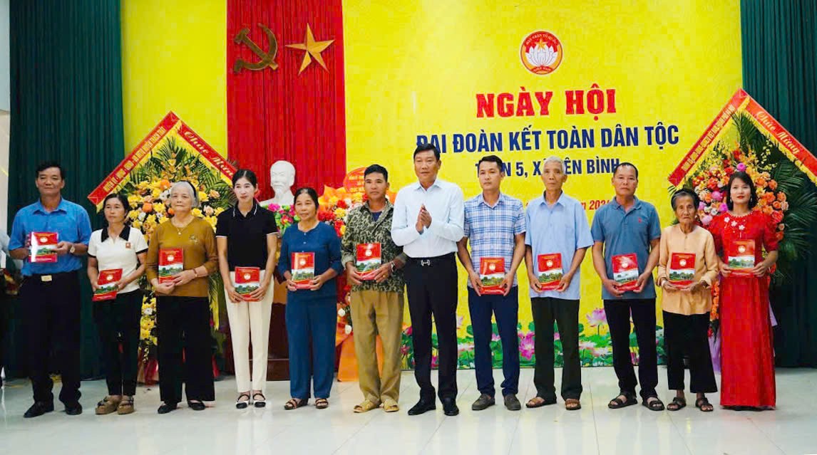 Trưởng ban Dân vận Thành ủy Hà Nội Đỗ Anh Tuấn tặng quà cho các hộ tiêu biểu trên địa bàn thôn 5, xã Yên Bình.