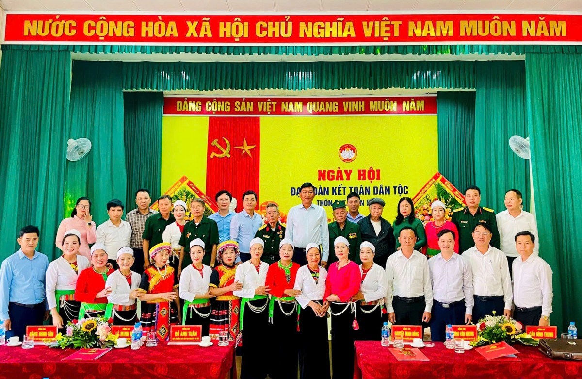 Lãnh đạo thành phố và huyện Thạch Thất chụp ảnh cùng với cán bộ và nhân dân thôn 5, xã Yên Bình.